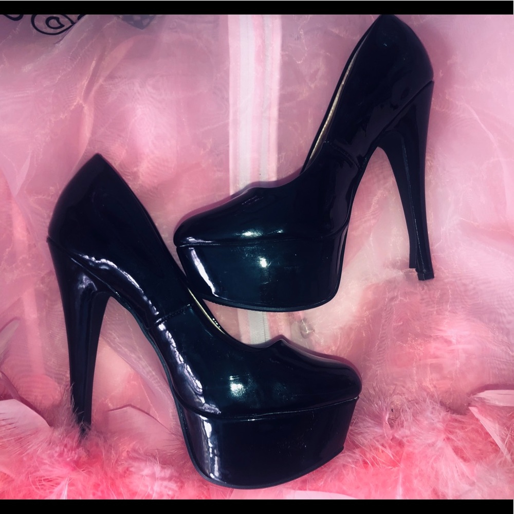 Black patent leather pump